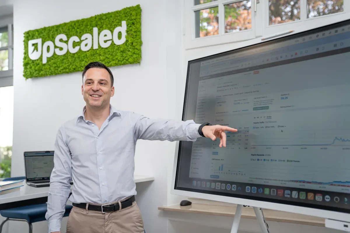 Dirk Schmid erklärt im Büro der Upscaled Media GmbH in Koblenz ein Marketing-System